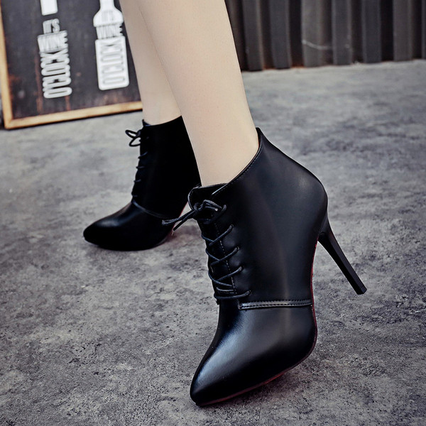 Praegused ökonahast kõrgete kontsade ja paeltega naiste saapad