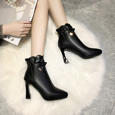 Női műbőr csizma új modellje fehér és fekete színben