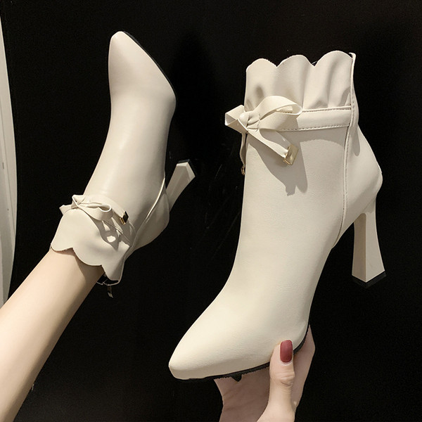 Női műbőr csizma új modellje fehér és fekete színben