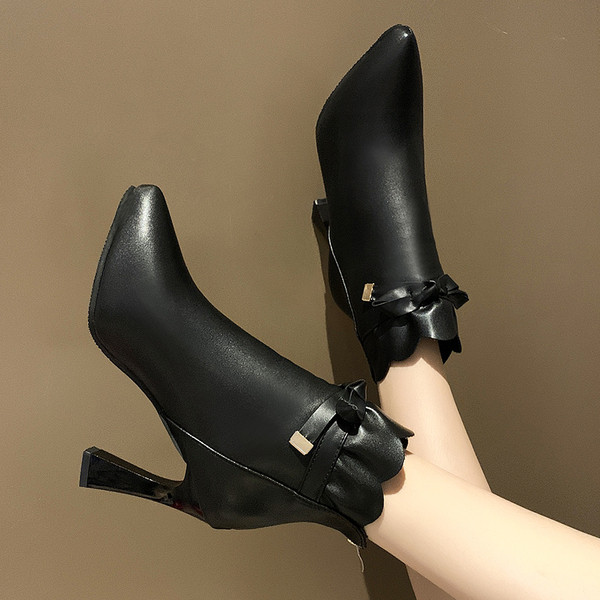 Női műbőr csizma új modellje fehér és fekete színben