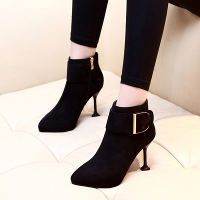 Fekete női csizma magassarkúval és fém elemekkel két modellben