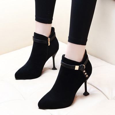 Fekete női csizma magassarkúval és fém elemekkel két modellben