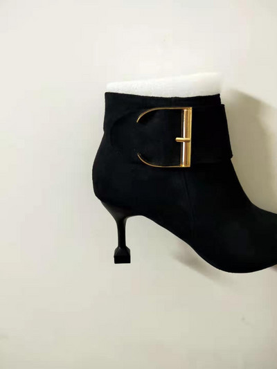 Fekete női csizma magassarkúval és fém elemekkel két modellben