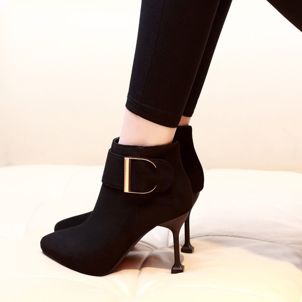 Fekete női csizma magassarkúval és fém elemekkel két modellben