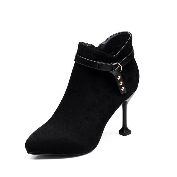 Fekete női csizma magassarkúval és fém elemekkel két modellben