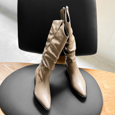 Nahast naiste saapad teravatipuline mudel