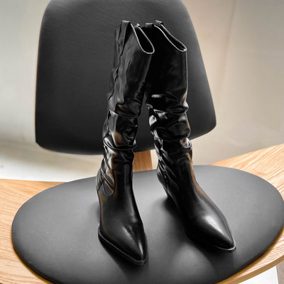 Nahast naiste saapad teravatipuline mudel