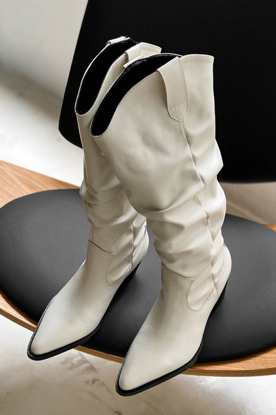 Nahast naiste saapad teravatipuline mudel