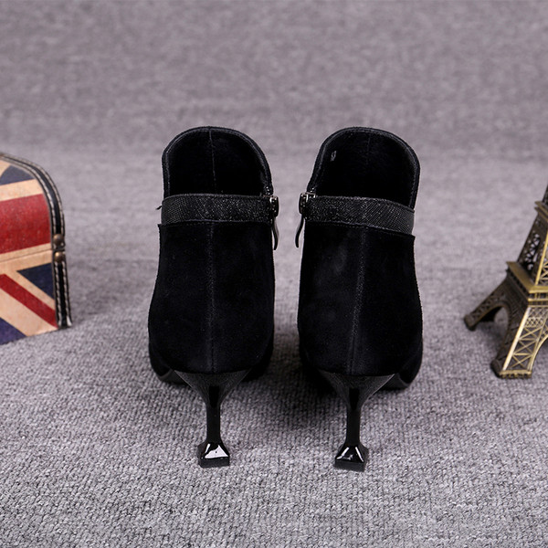 Öko velúrból készült fekete női csizma 5 cm sarokkal - hegyes modellel