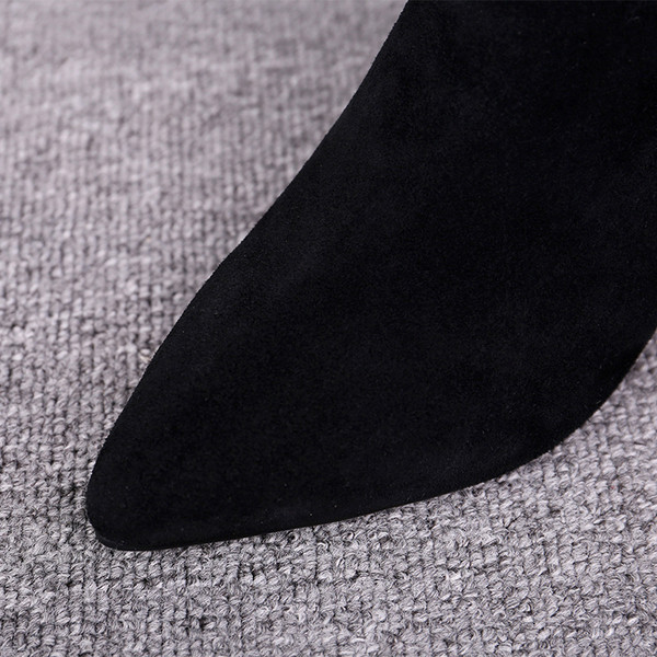 Öko velúrból készült fekete női csizma 5 cm sarokkal - hegyes modellel