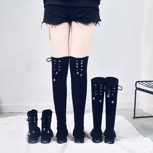 Öko-seemisnahast musta värvi paelte ja lameda tallaga naiste saapad