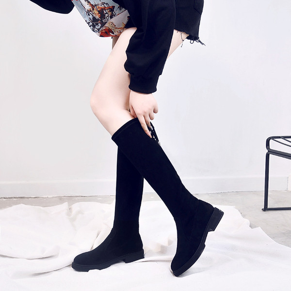 Öko-seemisnahast musta värvi paelte ja lameda tallaga naiste saapad