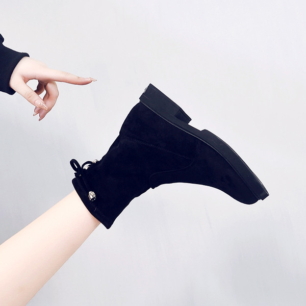 Öko-seemisnahast musta värvi paelte ja lameda tallaga naiste saapad