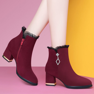 Stiilsed teravaotsalised naiste saapad mitmel mudelil