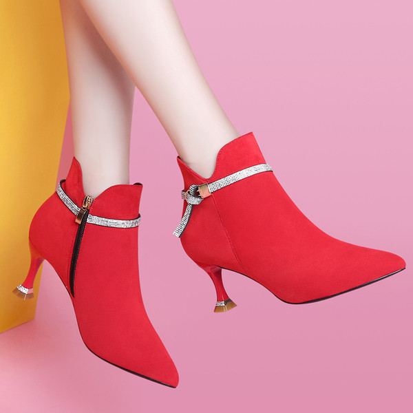 Stiilsed teravaotsalised naiste saapad mitmel mudelil