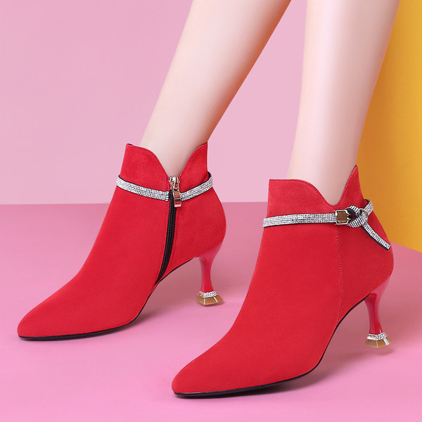 Stiilsed teravaotsalised naiste saapad mitmel mudelil