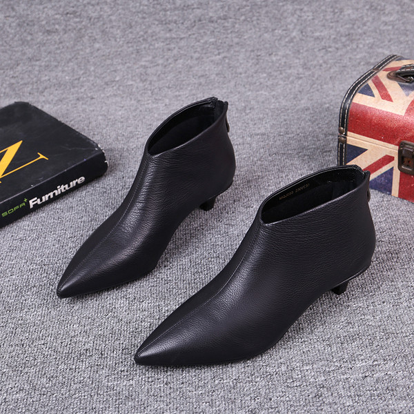 Öko-nahast valmistatud terava otsaga naiste saapad uus mudel