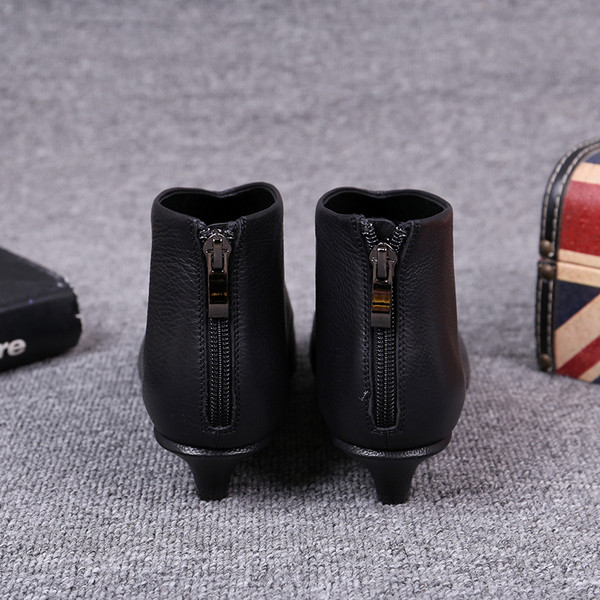 Öko-nahast valmistatud terava otsaga naiste saapad uus mudel