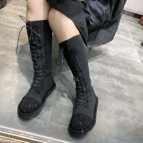 Γυναικείες χειμερινές μπότες με επίπεδη σόλα και κορδόνια