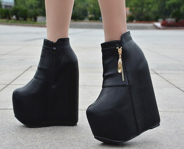 Öko velúrból készült női csizma új modellje, magas emelővel