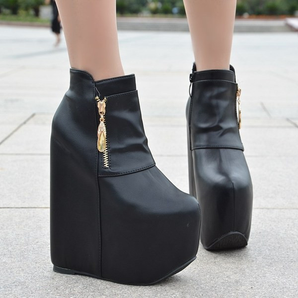 Öko velúrból készült női csizma új modellje, magas emelővel