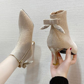 Stiilsed naiste saapad paela ja 7 cm õhukese kontsaga – läikiva efektiga