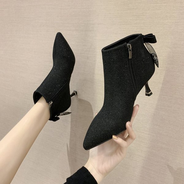 Stiilsed naiste saapad paela ja 7 cm õhukese kontsaga – läikiva efektiga