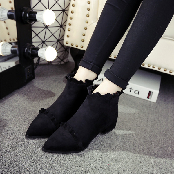 Sügisesed seemisnahast saapad lokkide terava mustriga