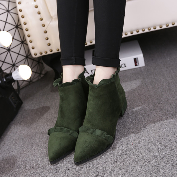 Sügisesed seemisnahast saapad lokkide terava mustriga