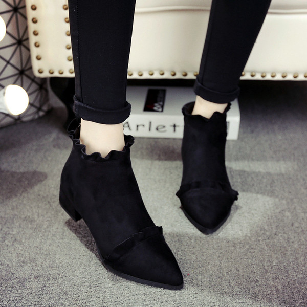 Sügisesed seemisnahast saapad lokkide terava mustriga