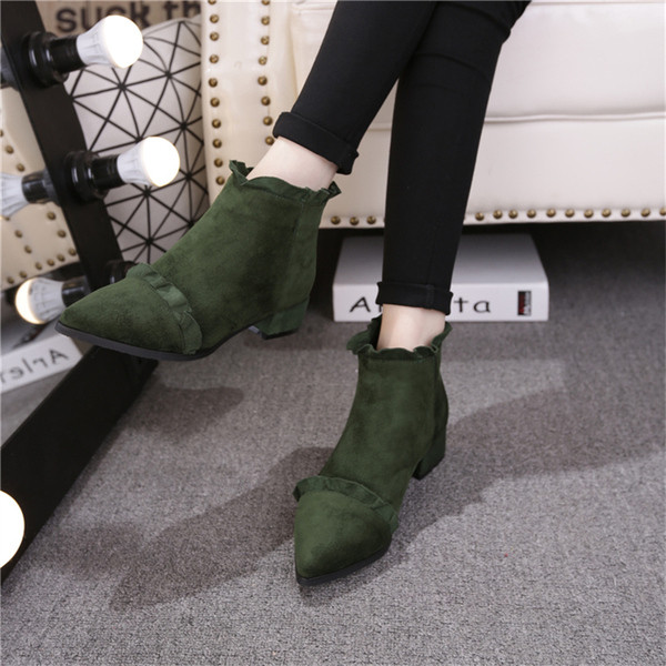 Sügisesed seemisnahast saapad lokkide terava mustriga