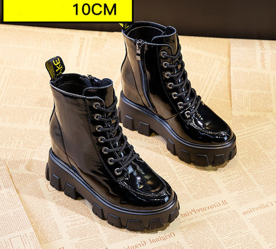 Aktuális női csizma fűzős, durva talpú