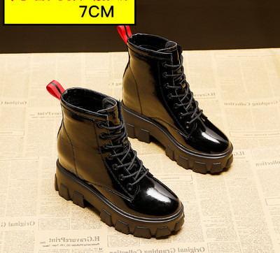 Aktuális női csizma fűzős, durva talpú