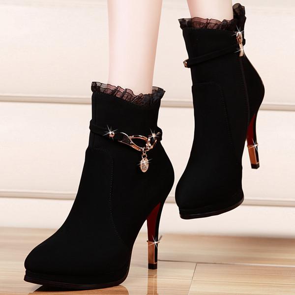 Stilīgi sieviešu zābaki no eko zamšādas ar metāla ķēdīti un 9 cm papēdi