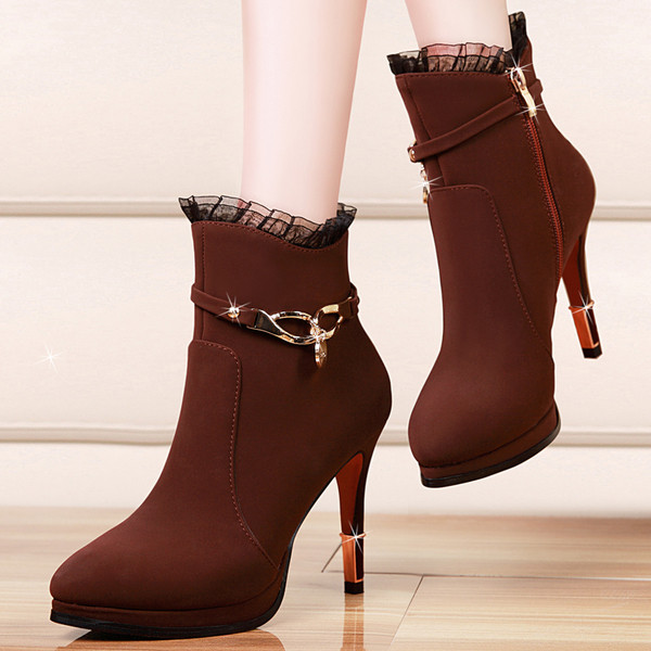 Stilīgi sieviešu zābaki no eko zamšādas ar metāla ķēdīti un 9 cm papēdi