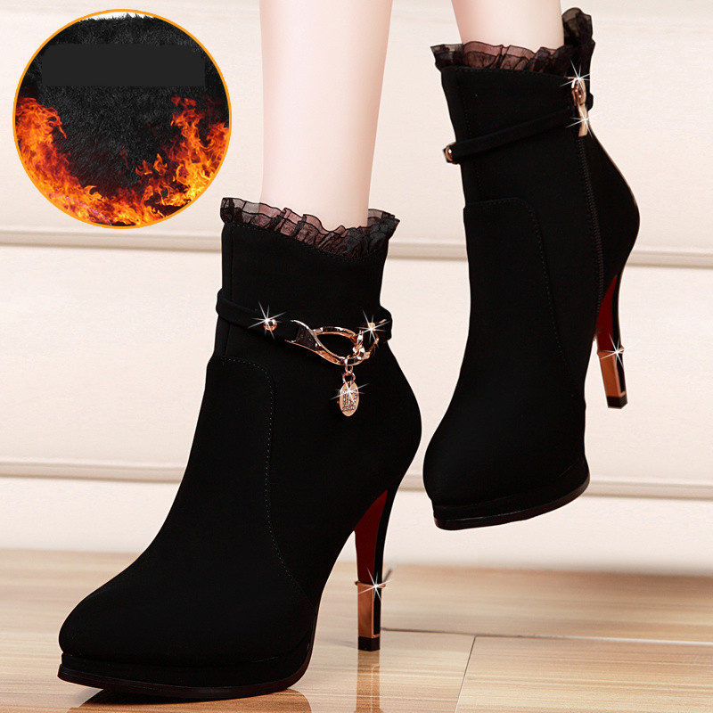 Stilīgi sieviešu zābaki no eko zamšādas ar metāla ķēdīti un 9 cm papēdi