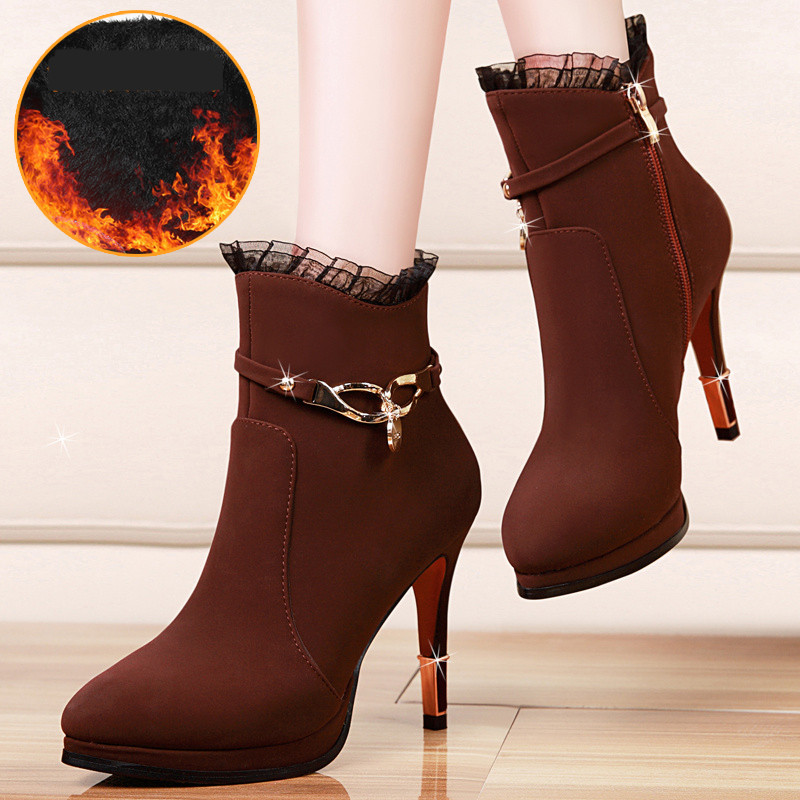 Stilīgi sieviešu zābaki no eko zamšādas ar metāla ķēdīti un 9 cm papēdi