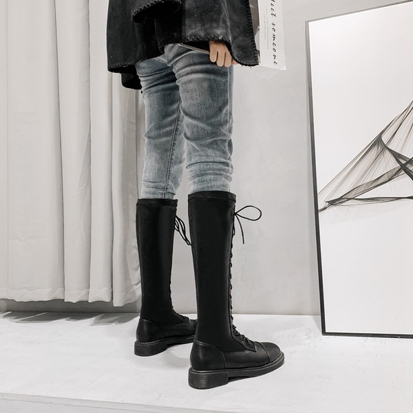 Női bőrcsizma alacsony sarkú és fűzős