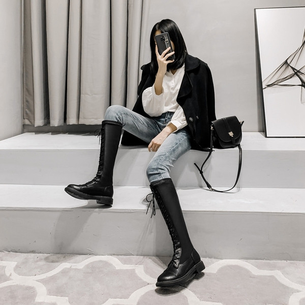 Női bőrcsizma alacsony sarkú és fűzős