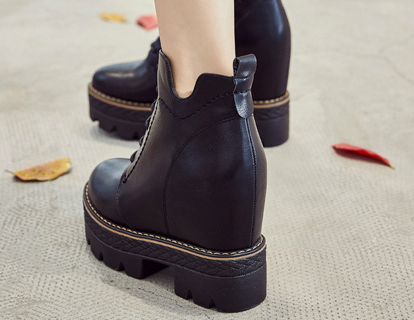 Uus kõrge platvormiga naiste saapade mudel