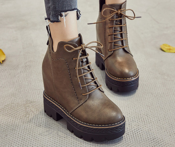 Uus kõrge platvormiga naiste saapade mudel