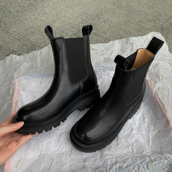 Női bőrcsizma magas talppal