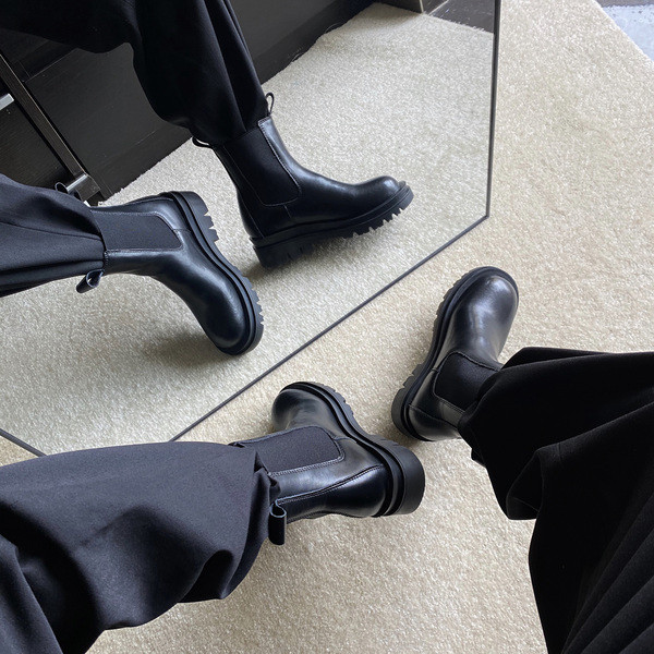 Női bőrcsizma magas talppal