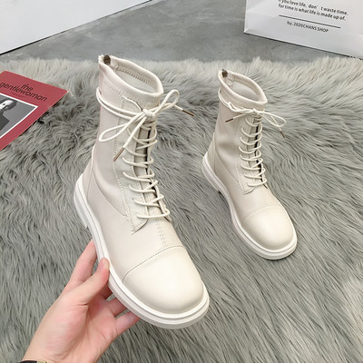 Nahast naiste saapad ökonahast paelte ja lameda tallaga mitmes mudelis