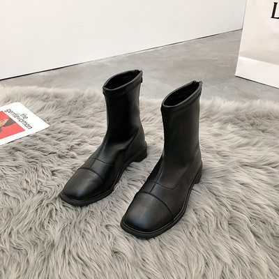 Nahast naiste saapad ökonahast paelte ja lameda tallaga mitmes mudelis