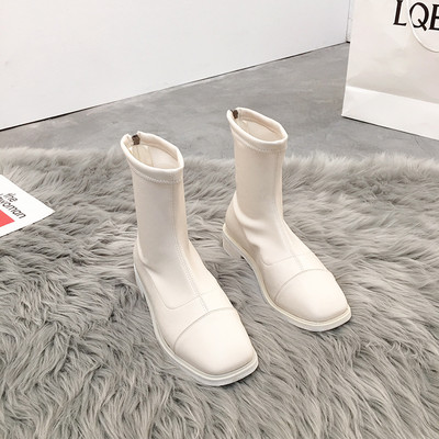 Nahast naiste saapad ökonahast paelte ja lameda tallaga mitmes mudelis