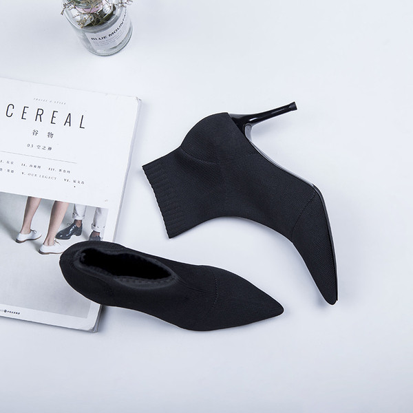 Stiilsed musta värvi naiste saapad - teravatipuline mudel