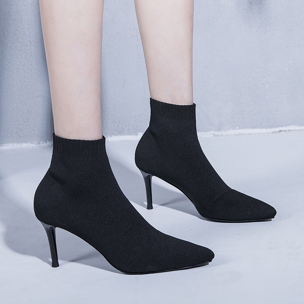Stiilsed musta värvi naiste saapad - teravatipuline mudel