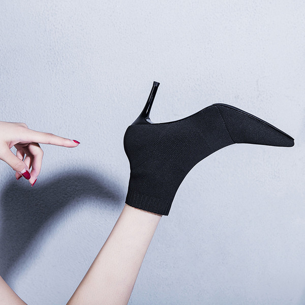 Stiilsed musta värvi naiste saapad - teravatipuline mudel