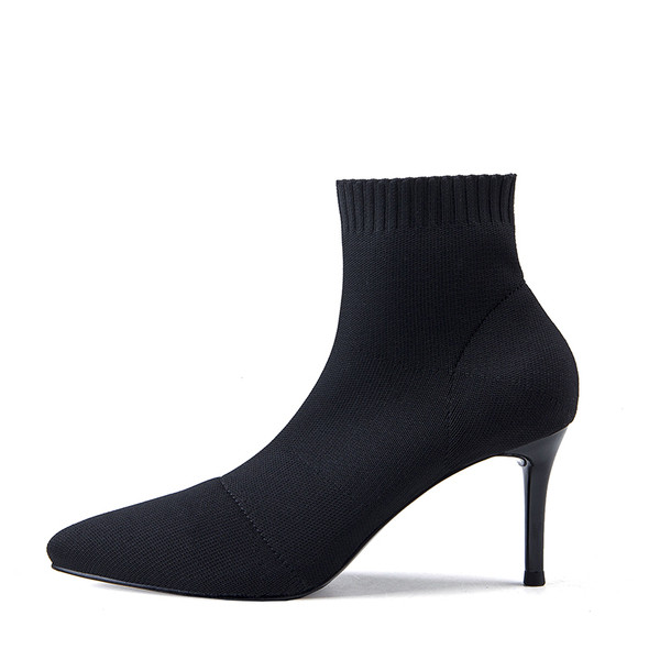 Stiilsed musta värvi naiste saapad - teravatipuline mudel